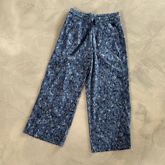 Athleta Blue Wide Leg Cropped Pants Blue Camo Pattern- {6} - Picture 11 of 11